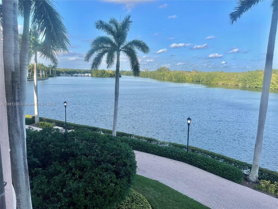 13645 Deering Bay Dr in Coral Gables, FL - Building Photo