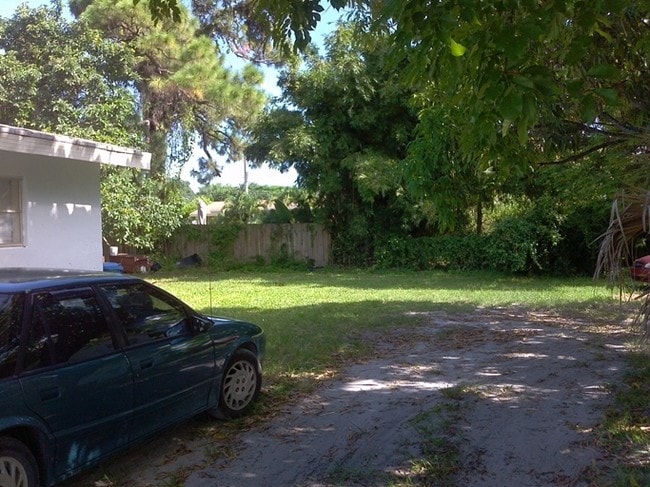 802 NE 38th St in Oakland Park, FL - Building Photo - Building Photo