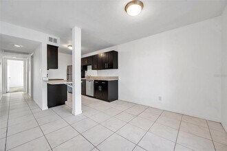 107 Sea Horse Dr SE, Unit A in St. Petersburg, FL - Building Photo - Building Photo