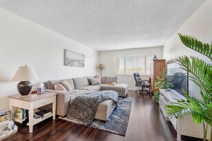 125 Shore Ct in North Palm Beach, FL - Building Photo