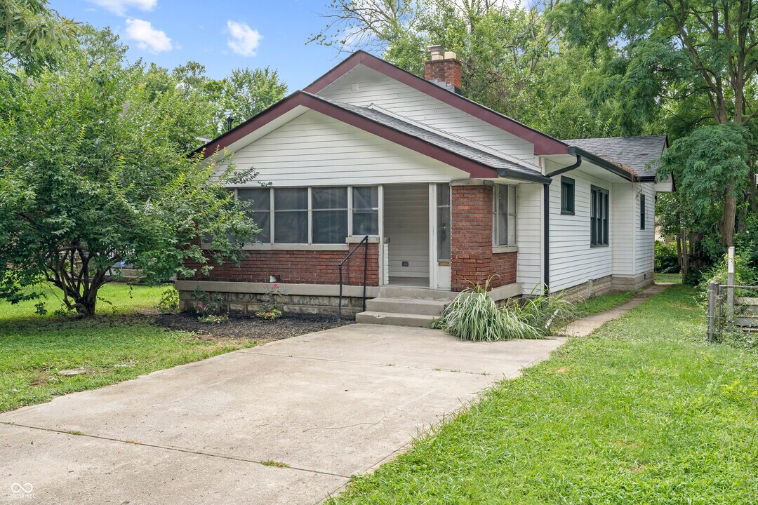 5845 Julian Ave in Indianapolis, IN - Building Photo