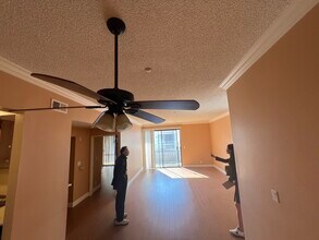 533 S St Andrews Pl, Unit 416 in Los Angeles, CA - Building Photo - Building Photo