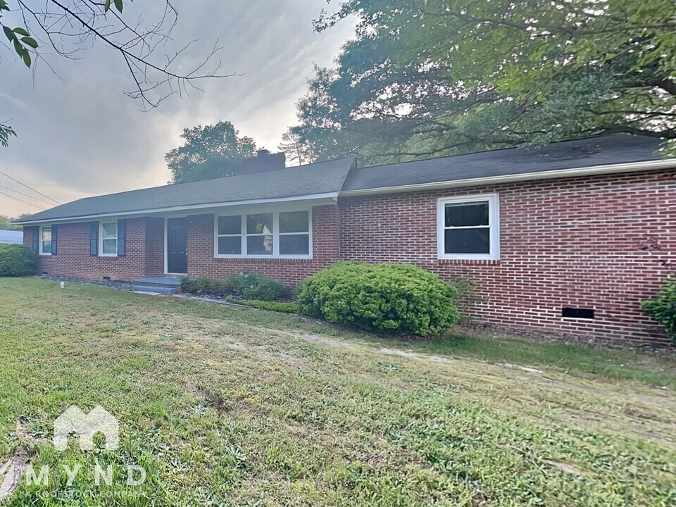 1518 Belmar Dr in Gastonia, NC - Building Photo