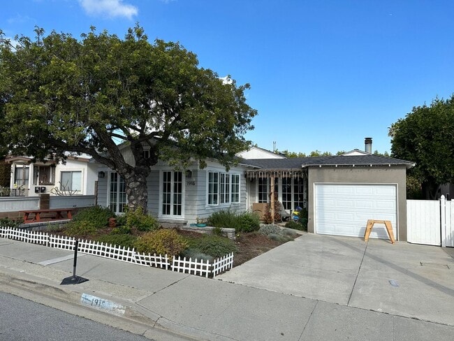 1915 Bataan Rd in Redondo Beach, CA - Building Photo - Building Photo