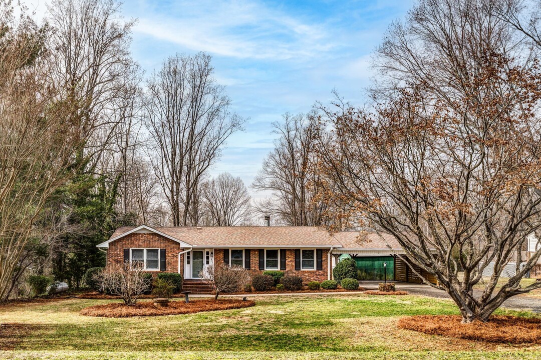 807 Bluefield Rd in Greensboro, NC - Building Photo