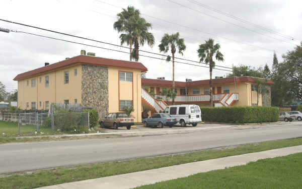 225 NW 62nd Ave in Hollywood, FL - Building Photo - Building Photo