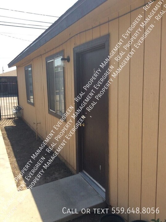 216 C St in Porterville, CA - Building Photo