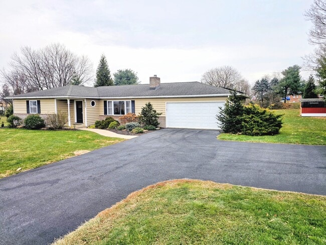 1329 Landisville Rd in Manheim, PA - Building Photo - Building Photo