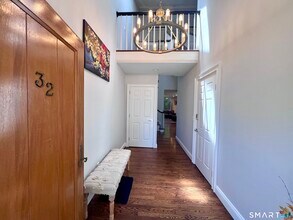 32 Regents Pk in Westport, CT - Building Photo - Building Photo