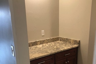 370 Wallace Rd, Unit D12 in Nashville, TN - Foto de edificio - Building Photo