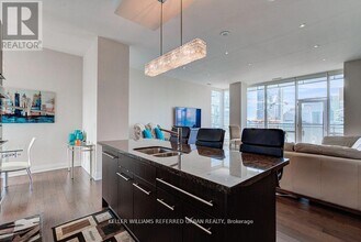80-4480 John St in Toronto, ON - Building Photo - Building Photo