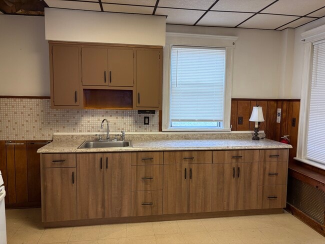 76 Planten Ave, Unit 1st floor