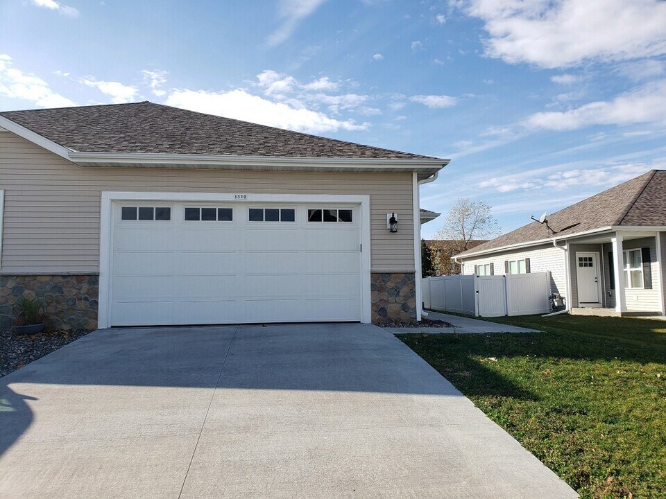 1310 Daisy Dr, Unit 1310 in West Bend, WI - Building Photo