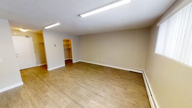 9932-9105 105 Ave in Grande Prairie, AB - Building Photo - Building Photo