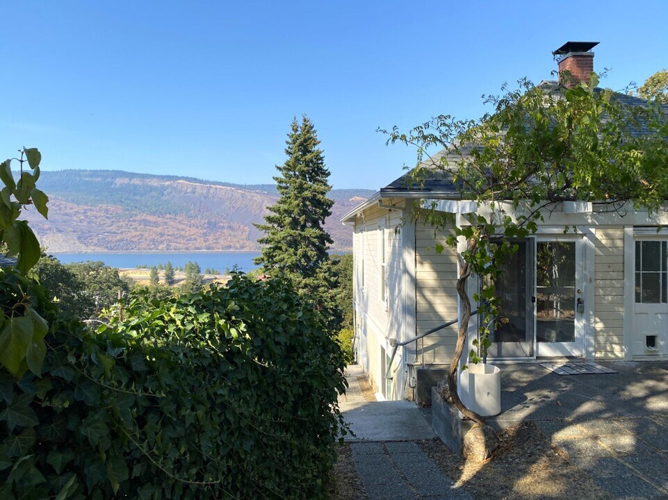 1006 4th Ave in Mosier, OR - Building Photo