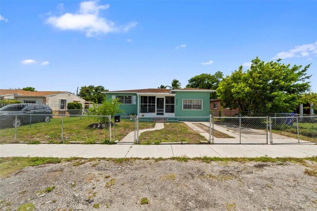 2502 Funston St in Hollywood, FL - Building Photo - Building Photo