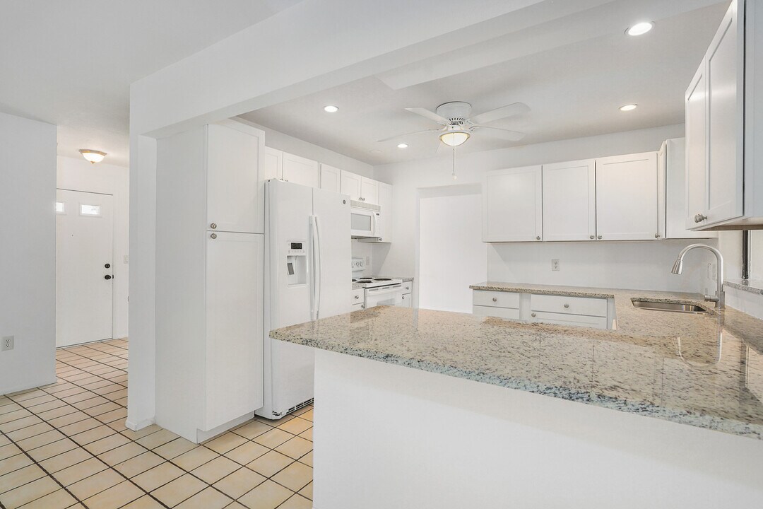 1221 Sleepy Hollow Rd in Venice, FL - Building Photo