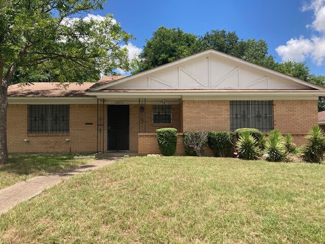 2425 Kristen Dr in Dallas, TX - Building Photo