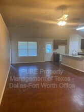 7320 Mistletoe Trail in Granbury, TX - Foto de edificio - Building Photo