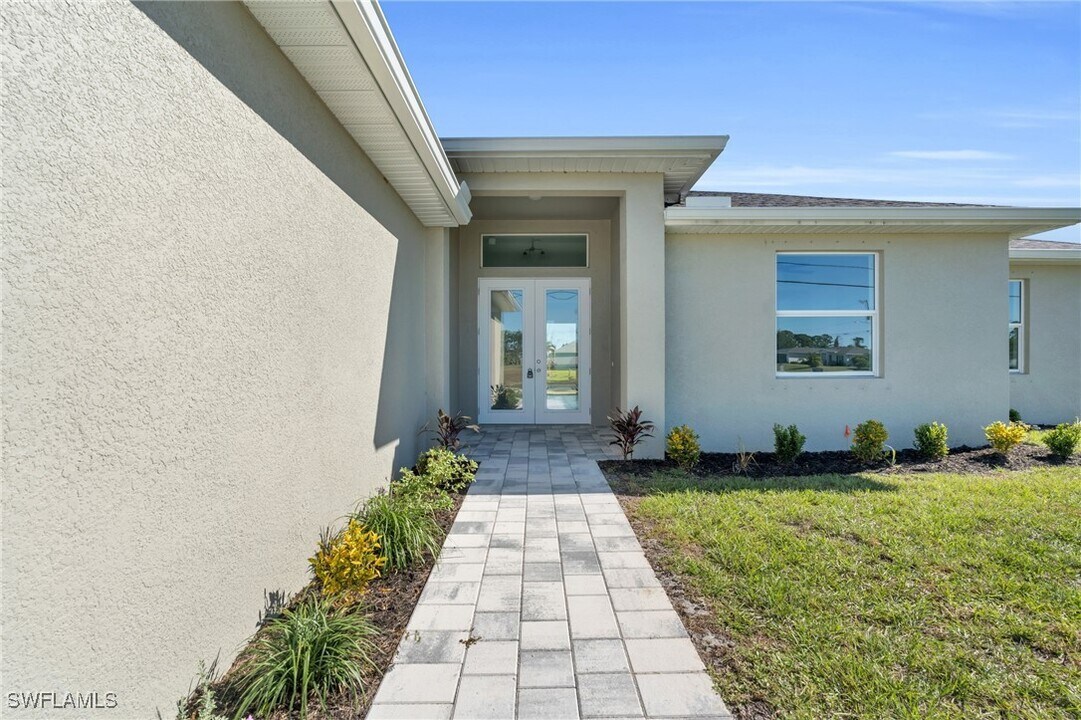 526 NW 9th St in Cape Coral, FL - Foto de edificio