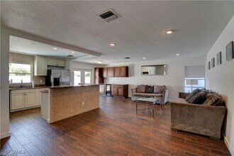 309 SE 43rd Ln in Cape Coral, FL - Building Photo - Building Photo