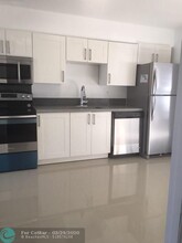 35 NE 3rd St-Unit -1 in Dania Beach, FL - Building Photo - Building Photo
