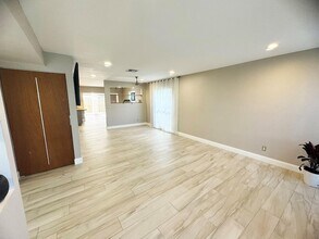 321 Sandtree Dr in Palm Beach Gardens, FL - Building Photo - Building Photo