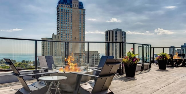 2563 N Clark St in Chicago, IL - Foto de edificio - Building Photo