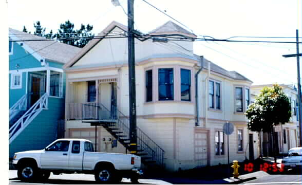 102 Templeton Ave in Daly City, CA - Foto de edificio