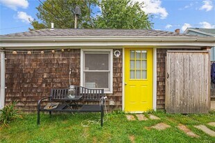 12 Hammond St in Newport, RI - Building Photo