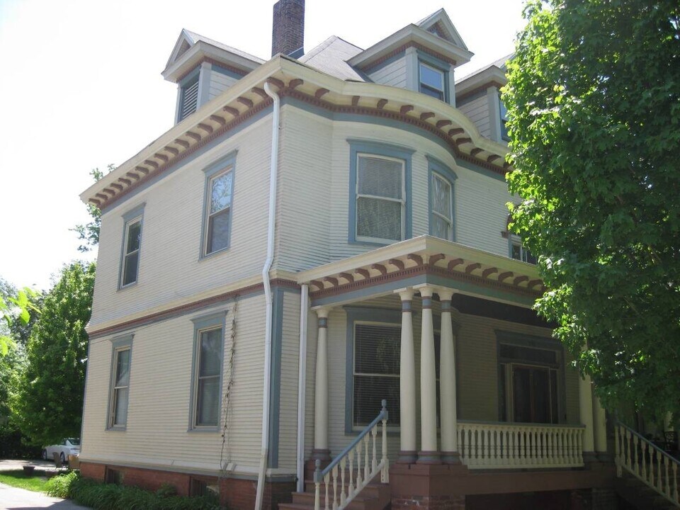 705 E Walnut St in Bloomington, IL - Building Photo