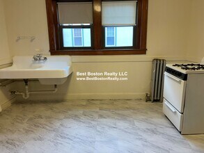 22 W Wyoming Ave, Unit 26 in Melrose, MA - Building Photo - Building Photo