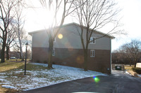 Tudor Oaks Apartments in Waukesha, WI - Foto de edificio - Building Photo