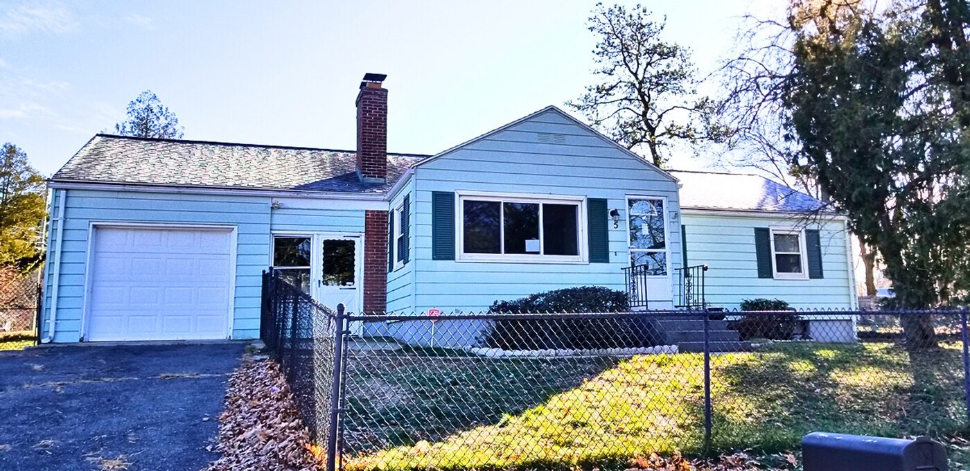 5 Fredette St in Springfield, MA - Building Photo