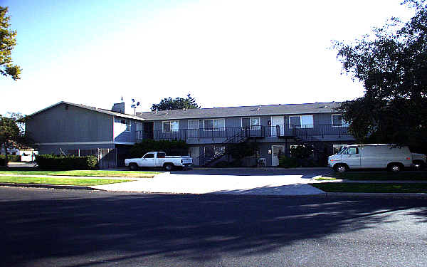 300 E. Walnut St Lodi  Apartments in Lodi, CA - Building Photo