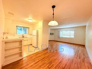 12325 Riverside Dr in Los Angeles, CA - Building Photo - Building Photo