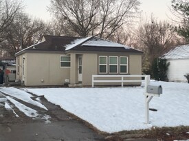 2408 SW Shunga Dr in Topeka, KS - Building Photo