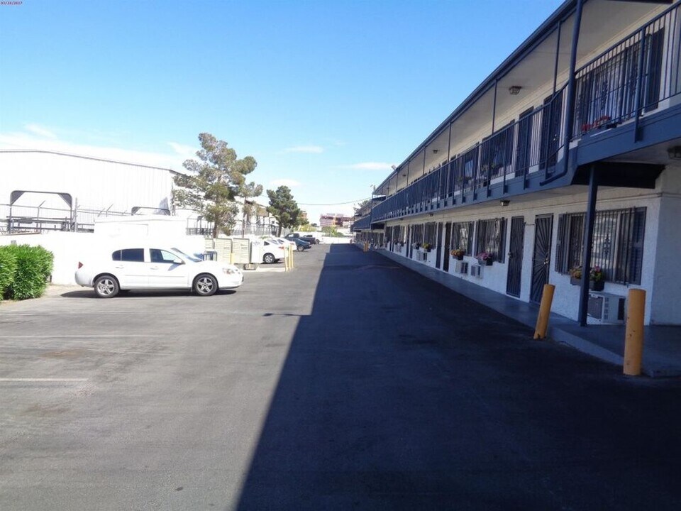 4600 S University Center Dr in Las Vegas, NV - Building Photo
