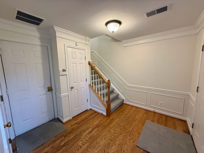 6020 Lincolnia Rd in Alexandria, VA - Foto de edificio - Building Photo