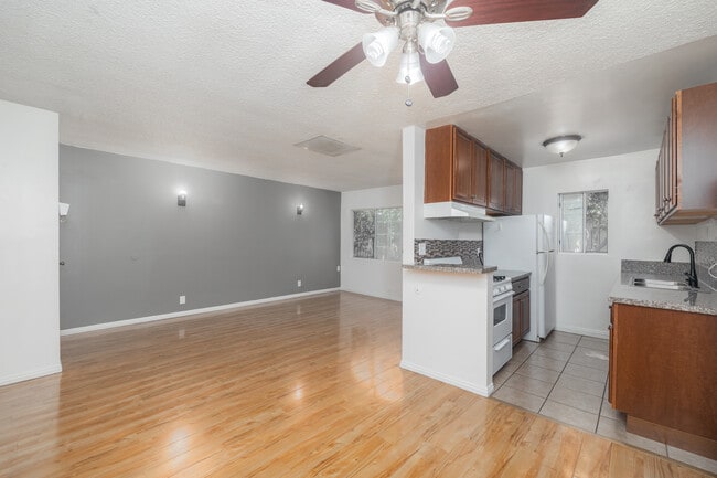 1216 N Las Palmas Ave in Los Angeles, CA - Foto de edificio - Interior Photo