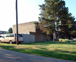 Oak Glen II Apartments in Canton, OH - Building Photo - Building Photo