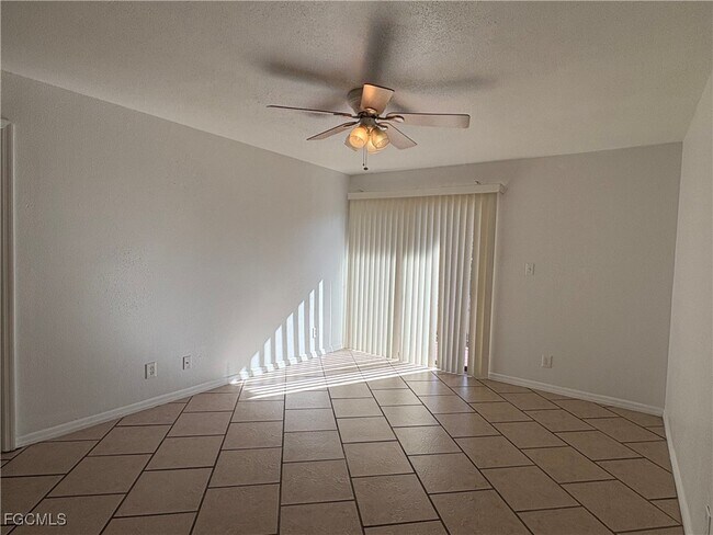 2855 Winkler Ave in Ft. Myers, FL - Foto de edificio - Building Photo