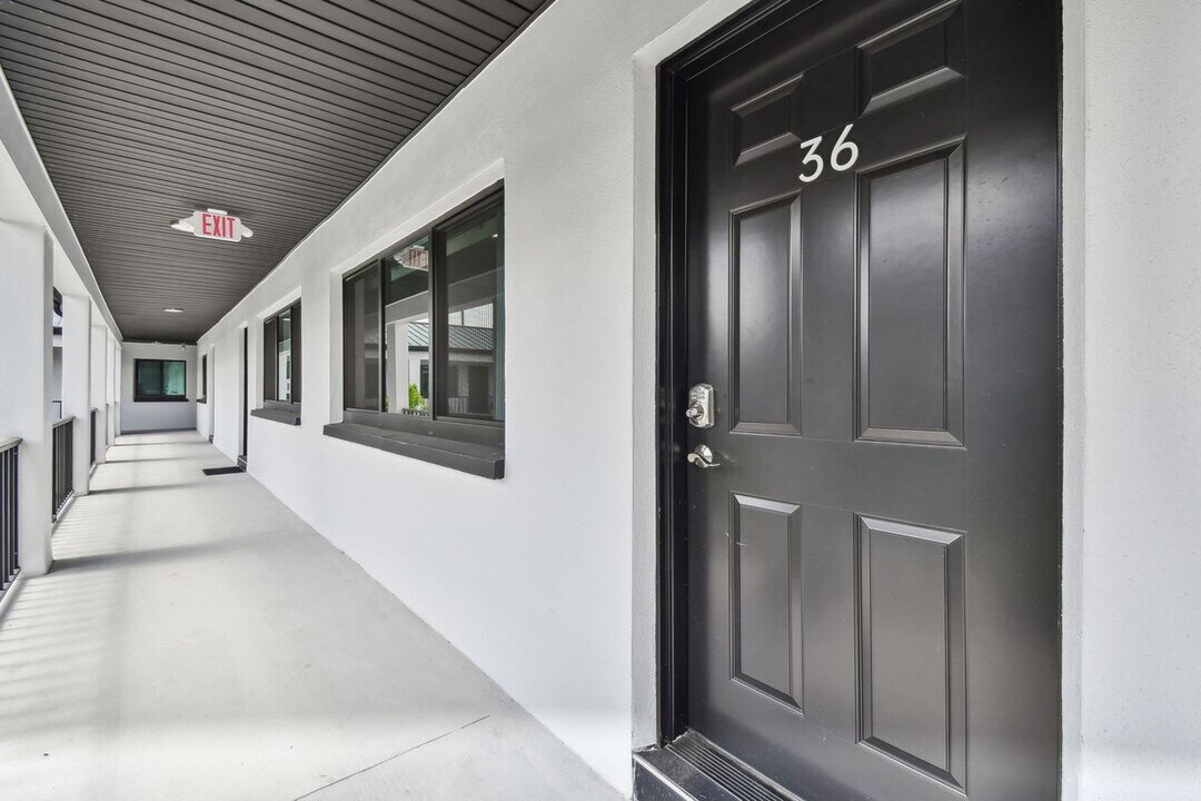 2942 W Bay Dr in Belleair Bluffs, FL - Building Photo