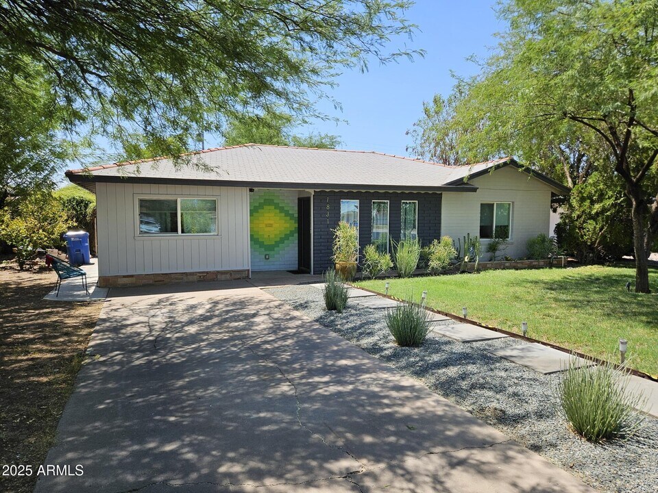 1831 E Monte Vista Rd in Phoenix, AZ - Building Photo