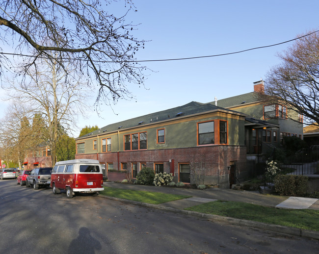 2025 SE Caruthers St in Portland, OR - Foto de edificio - Building Photo