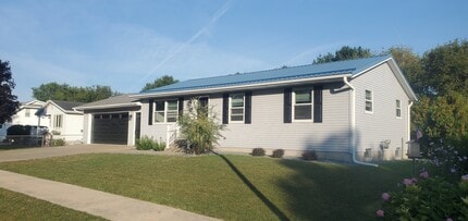 2035 Ridgeway Rd in Monroe, WI - Building Photo - Building Photo