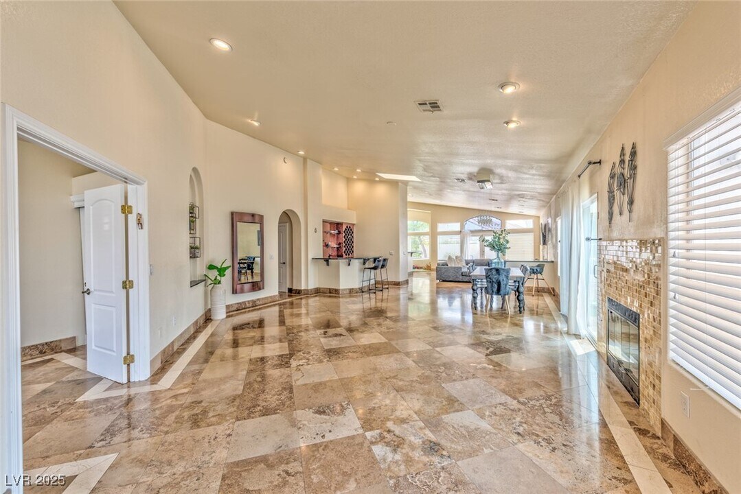 8129 Pacific Cove Dr in Las Vegas, NV - Building Photo