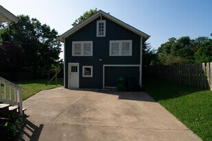 306 W Bryan St in Brenham, TX - Building Photo