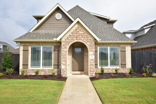 708 N Malbec Rd in Fayetteville, AR - Building Photo