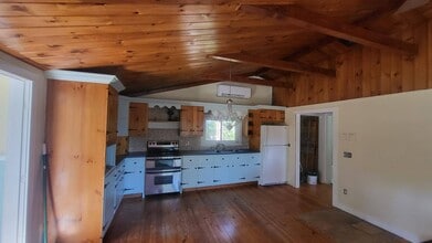 18 Sawdy Pond Ave in Tiverton, RI - Building Photo - Building Photo